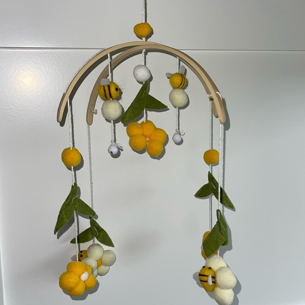 Bee mobile for crib